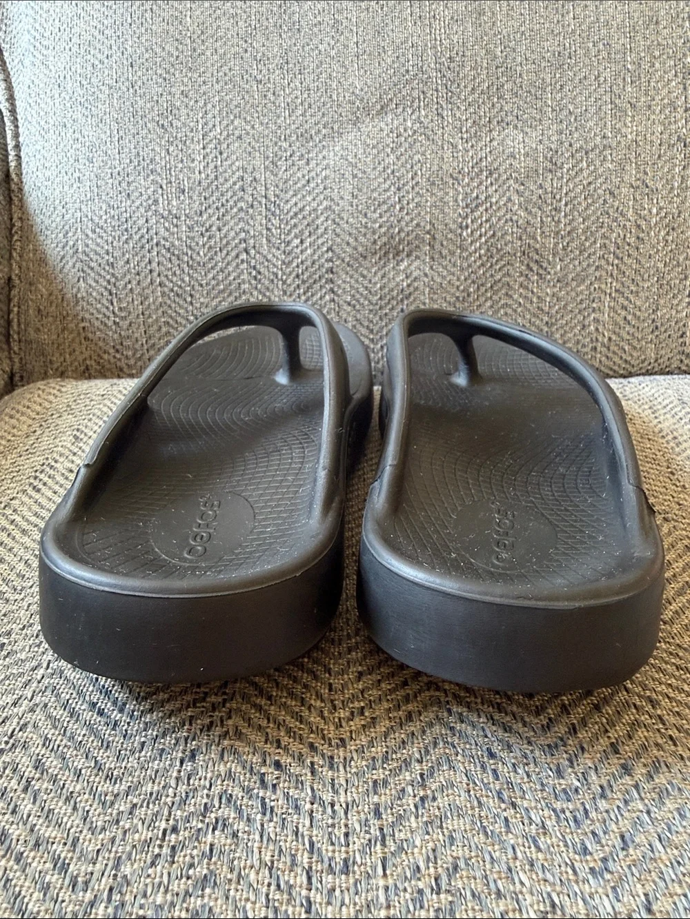 OOFOS OOlala Luxe Unisex Black Thong Flip Flop Sandals Size M7/W9 (Eu:40)